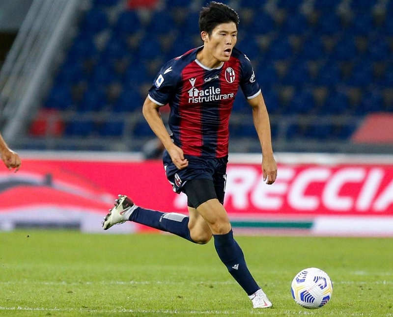 Takehiro Tomiyasu từng thi đấu trong màu áo Bologna.
