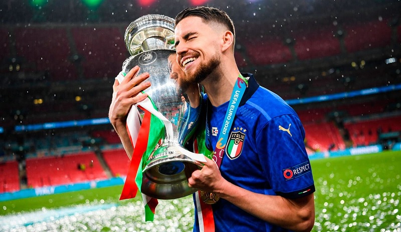 Niềm hạnh phúc của cầu thủ Jorginho khi cùng Đội tuyển quốc gia Ý vô địch châu Âu.