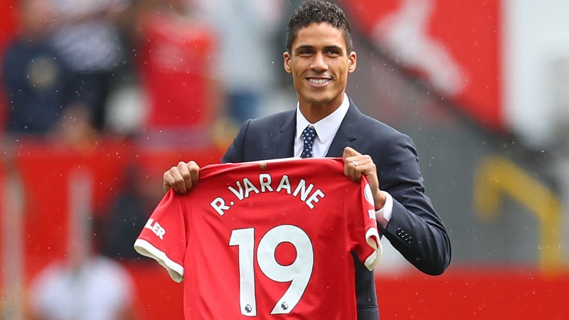 Với mức giá chuyển nhượng lên đến 40 triệu Euro, Varane đang là hậu vệ cho CLB Manchester United.