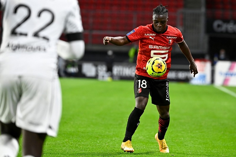 Jeremy Doku được đánh giá cao tại vị trí tấn công của Stade Rennais FC.