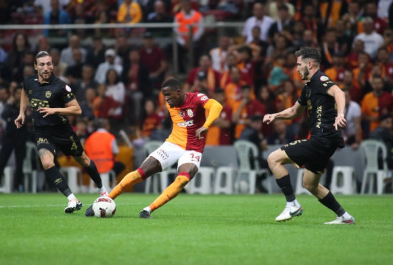 Galatasaray chơi bùng nổ
